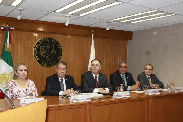 Directivos e invitados especiales integraron el presidium.