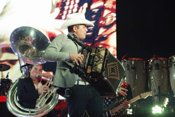 Remmy Valenzuela conquista en vivo a los culiacanenses.