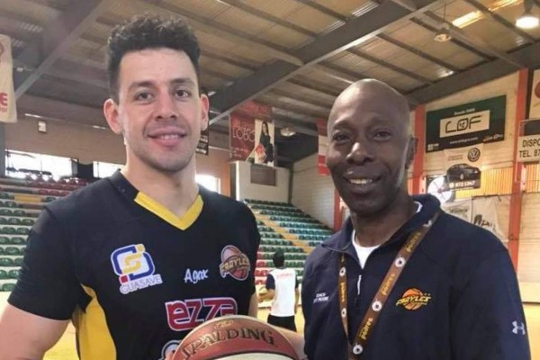 El coach Jeff Moore posa con Arturo “Chiapas” Farrera en la pretemporada de Frayles de Guasave.