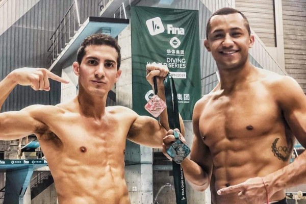 Rommel Pacheco y Jahir Ocampo muestran su medalla de plata