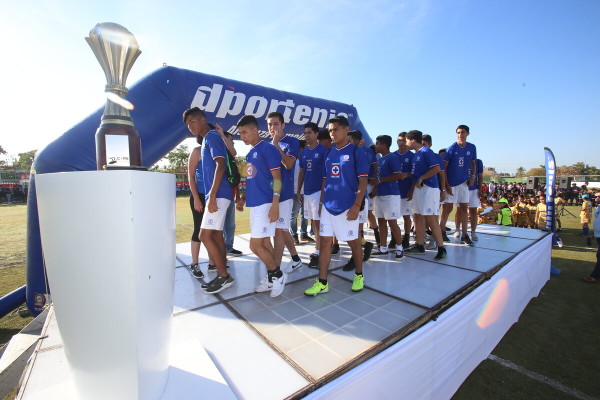 El desfile de los equipos participantes.