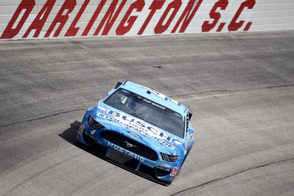 Kevin Harvick se lleva el triunfo. (Foto: Twitter @NASCAR)