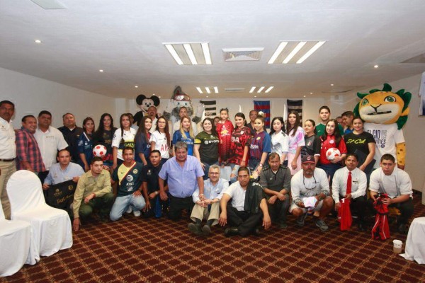 En rueda de prensa se hace la presentación del Torneo Intramuros de Futbol Hotel El Cid.