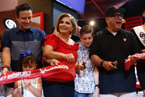 El corte del listón de la tienda.