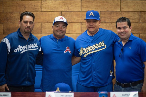 Bartolo Colón (segundo de der. a izq.) es presentado por Acereros de Monclova.