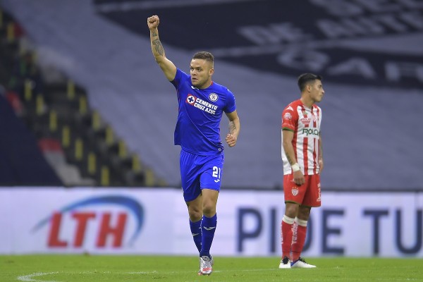 Cruz Azul arrolla al Necaxa y se reafirma en el liderato