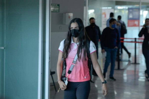 Yareli Salazar Vázquez a su llegada al aeropuerto de Culiacán.