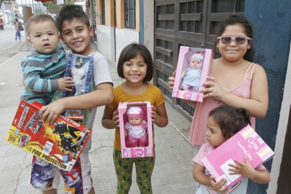 SE BUSCA UN REY MAGO: Cumplen los Reyes Magos a niñas y niños mazatlecos haciéndolos felices