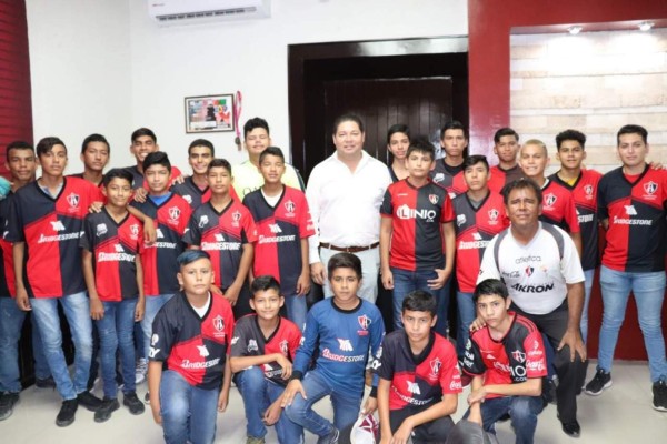 Atlas Matamoros de Escuinapa es recibido por el Alcalde Emmett Soto Grave.