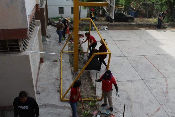 Personal del Imdec realiza la limpieza de los espacios deportivos.