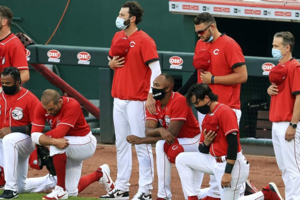 Cuatro Rojos de Cincinnati se arrodillan durante el himno