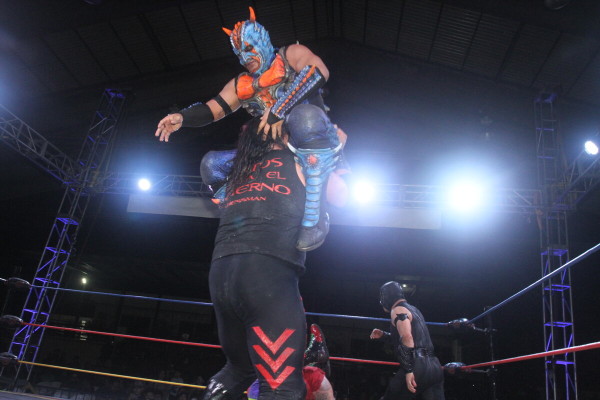 Drago y Cheesman en la lucha super estrella.