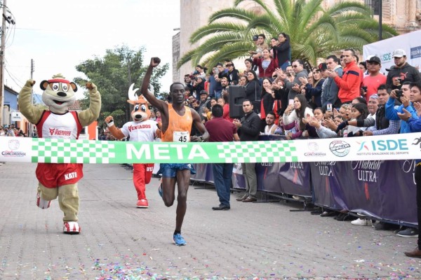 Geoffrey Kenisi Bundi llega triunfal a la meta.