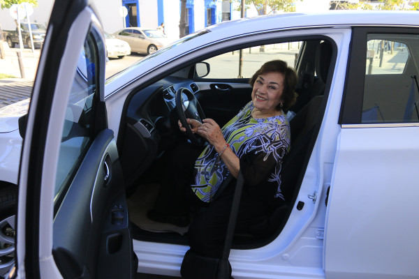 Recibe Rosalba el Nissan Sentra 2017 que ganó con Datemex Culiacán