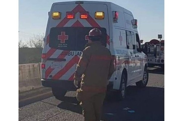 Choque entre motocicleta y vehículo deja dos jóvenes heridos por la carretera Guamúchil-Mocorito