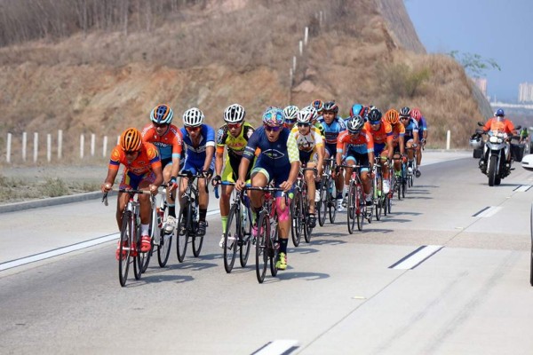 Acelera Ulises García para llevarse la victoria en la etapa de circuito de la Clásica Santa Rita 2017