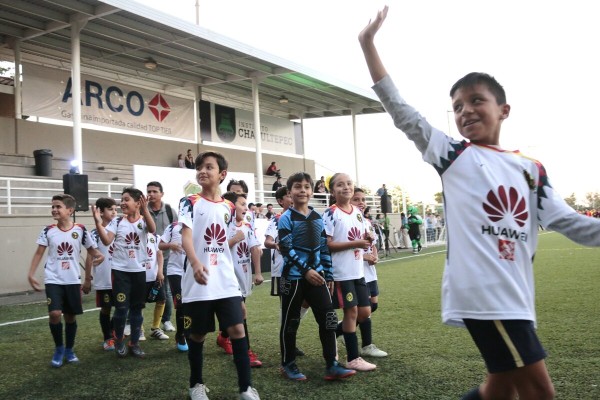 El desfile de los equipos participantes.