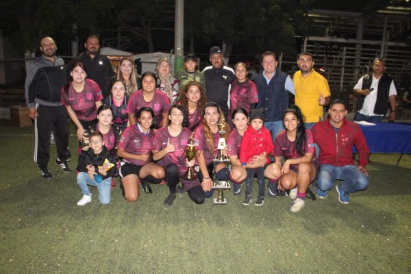 Los diferentes equipos ganadores reciben su premiación.