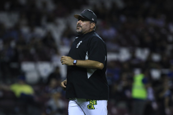 Benjamín Gil volvió a dar positivo por Covid-19, aunque no presenta síntomas, razón por la que no dirigirá este jueves a Tomateros de Culiacán. (Cortesía: Tomateros de Culiacán)