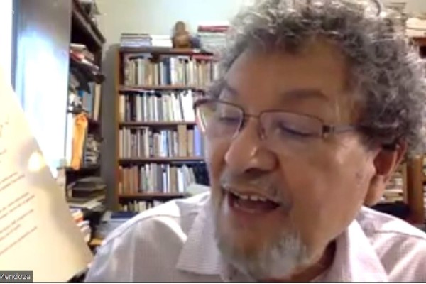 Hay que leer para no perder la esperanza, asegura el escritor Élmer Mendoza durante conferencia