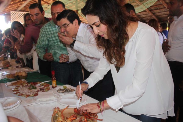 En el evento se preparó una muestra gastronómica de mariscos.