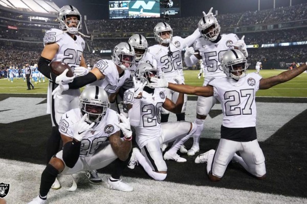 Raiders logran sufrida victoria ante Chargers