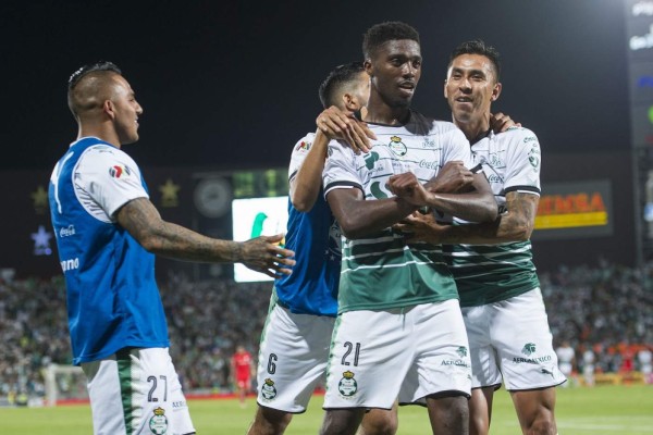 Djaniny Tavares celebra con sus compañeros el primer gol de su equipo.