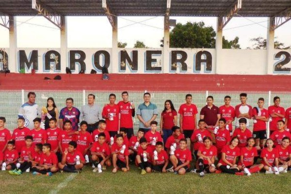 Los alumnos de la Academia Atlas-Matamoros reciben sus kits deportivos.