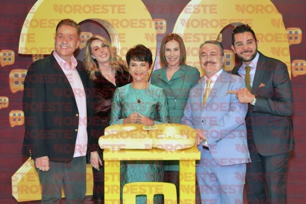 Paty Chapoy con su equipo actual.