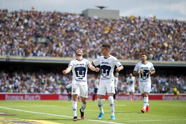 Juan Pablo Vigón marca el gol del triunfo de Pumas.