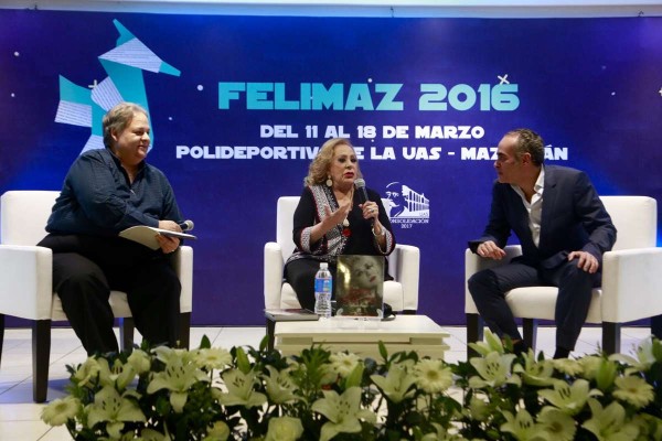 La actriz Silvia Pinal, flanqueda por Raúl Rico y José Miguel Pérez Porrúa, su editor.
