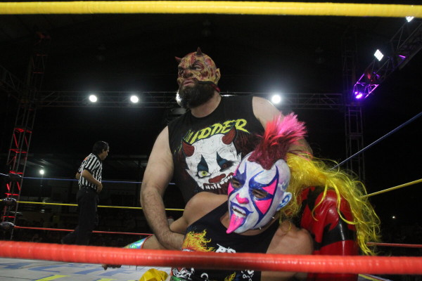 Buena función de lucha libre se celebró la noche del viernes.