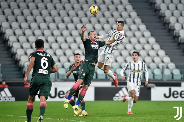 Cristiano Ronaldo busca rematar a gol.