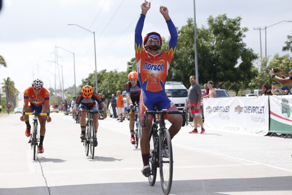 Víctor Romero se lleva la gloria en el Circuito Elite.