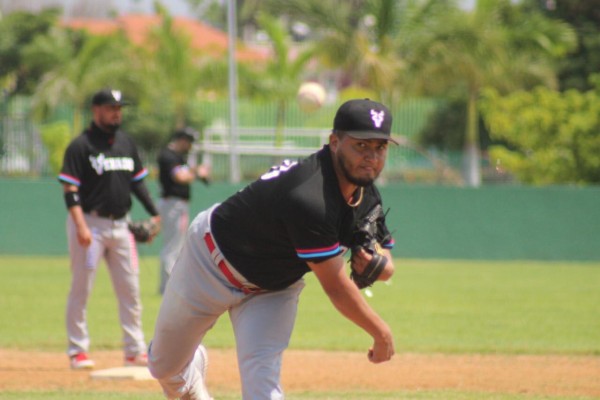 Francisco Ríos lanzó en un juego de preparación el lunes por la tarde.
