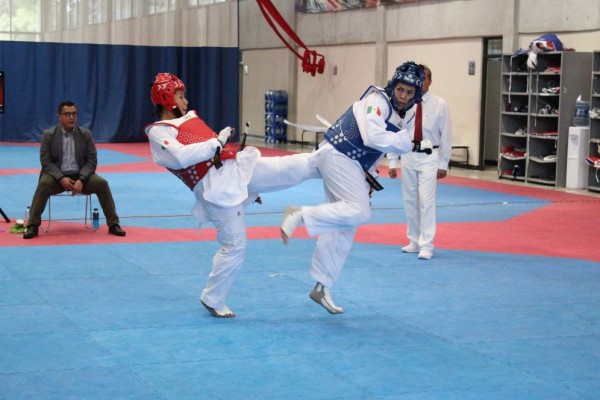 Briseida Acosta (izq.) gana por punto de oro a María del Rosario Espinoza. (Foto: @femextkdoficial)
