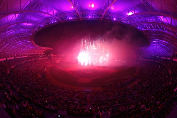 El Estadio Teodoro Mariscal se prende de rojo.