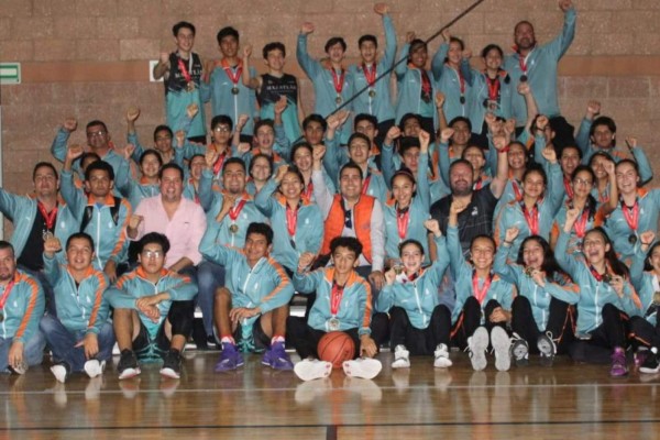 Los mazatlecos celebran sus medallas.