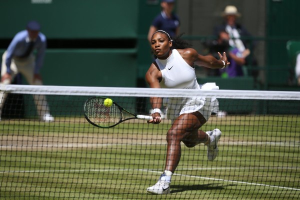 Serena Williams elimina fácilmente a Elena Vesnina.