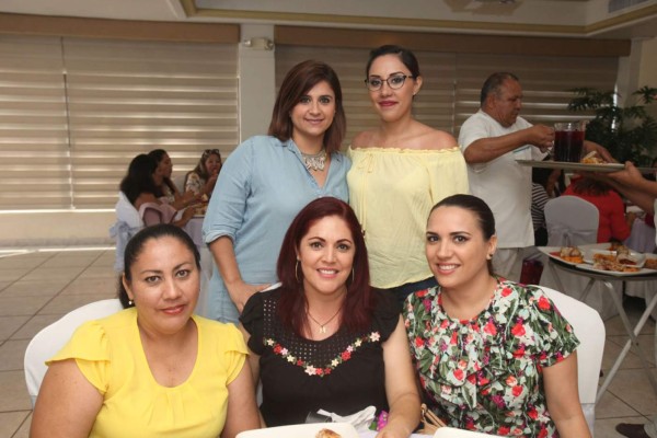 Claudia Castelo y Wendy Ramírez. Sentadas, Nathalie Salas, Ari Ruelas y Montse Bastidas.