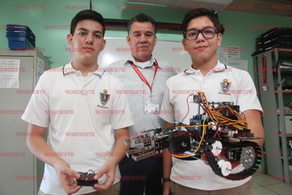 El profesor Francisco Montero Mejía con los alumnos Carlos Alberto Verde Domínguez y Juan Manuel Cutiño Chávez.