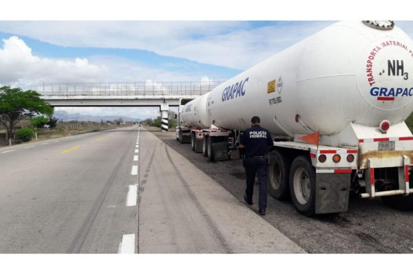 Agentes federales ubicaron la pipa que llevaba la fuga de amoniaco y de inmediato la detuvieron para evitar un accidente mayor.