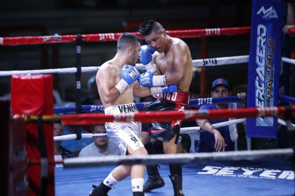 Jesús “Veneno” Aréchiga gana por decisión unánime.