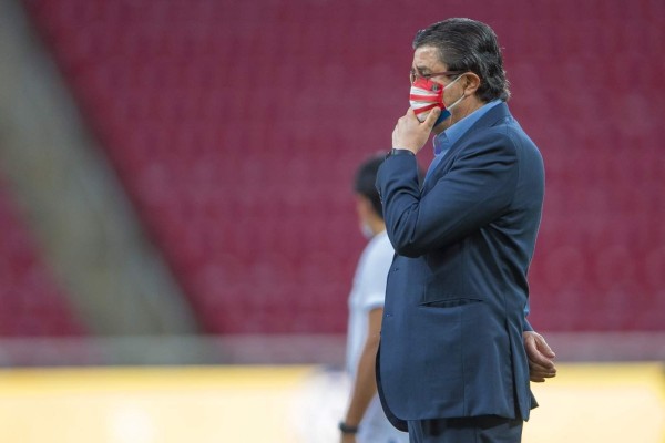 Luis Fernando Tena tiene coronavirus, informó Chivas