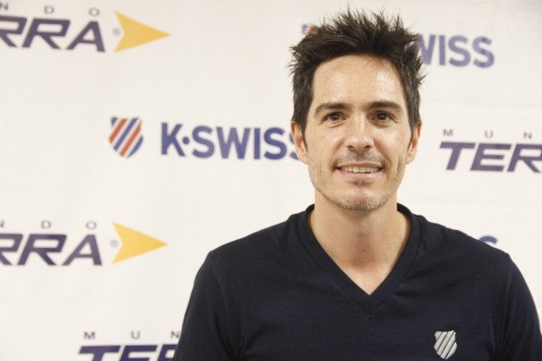 Mauricio Ochmann visita Culiacán para una firma de autógrafos e invitar a ver su nueva película Hazlo como hombre.