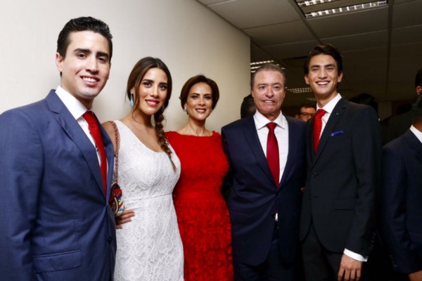 Rosy Fuentes de Ordaz y su esposo, el Gobernador Quirino Ordaz Coppel, junto a sus hijos.