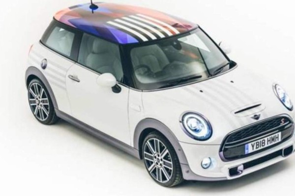 El Mini Cooper no lo manejará el futuro matrimonio, pues será donado a una ONG.
