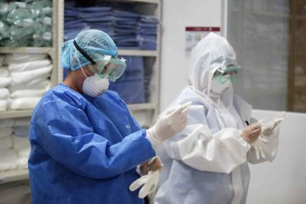 Personal médico sinaloense atendiendo en la pandemia