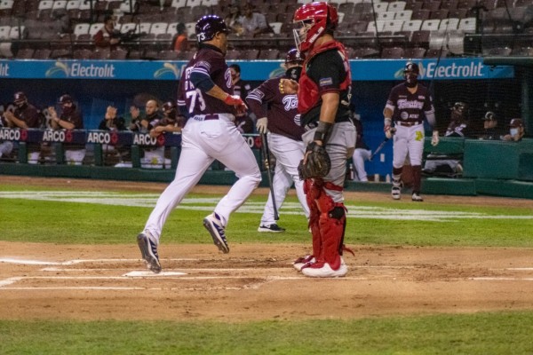 Tomateros de Culiacán impuso su ley ante Venados de Mazatlán en la capital sinaloense. (Cortesía Tomateros de Culiacán)