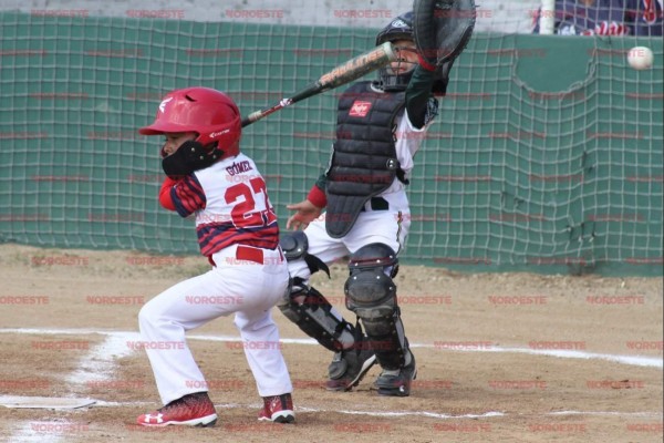 Noé Gómez bateando.